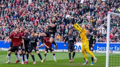 War oft gefordert: Elversbergs Torwart Nicolas Kristof (2.v.r.).  (Foto: David Inderlied/dpa)