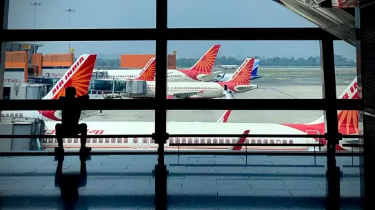 Flugzeuge der Air India parken auf dem internationalen Flughafen Indira Gandhi in Neu Delhi. (Foto: Manish Swarup/AP/dpa)