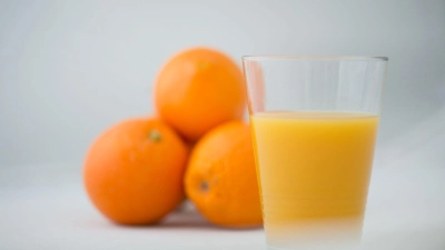 Orangensaft ist in den vergangenen Jahren teurer geworden. (Foto: Arno Burgi/dpa-Zentralbild/dpa)