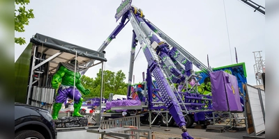 Der Aufbau der Fahrgeschäfte ist in vollem Gange auf dem Neustädter Kirchweihplatz. (Foto: Mirko Fryska)