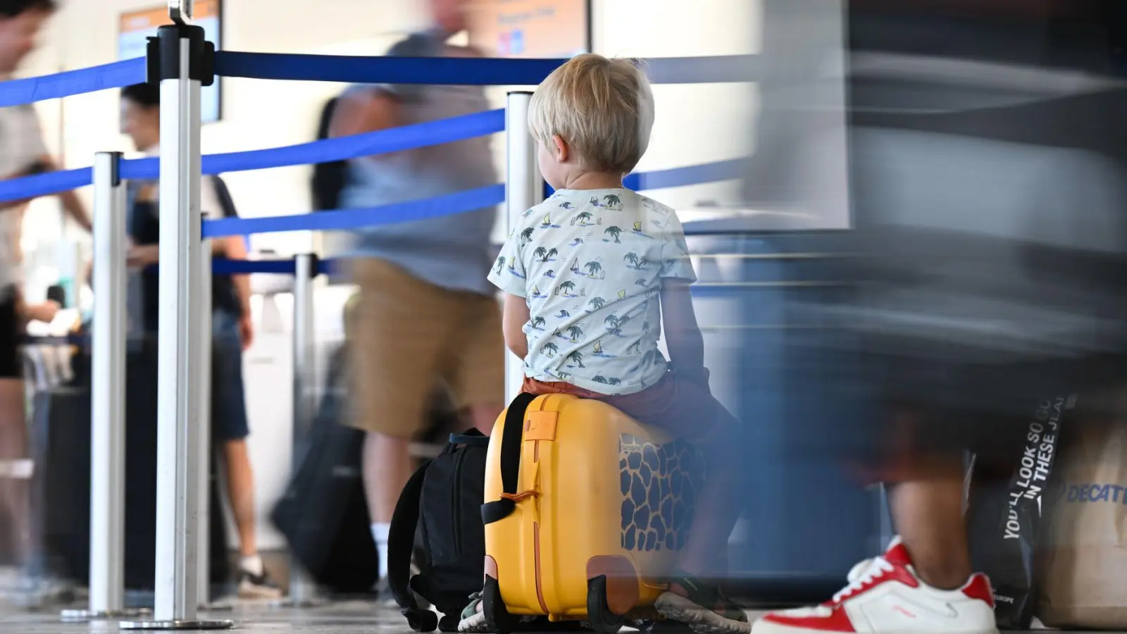 Können sich Eltern mit gemeinsamem Sorgerecht nicht über eine Auslandsreise einigen, kann das Familiengericht die Entscheidungsbefugnis einem Elternteil übertragen. (Foto: Arne Dedert/dpa/dpa-tmn)