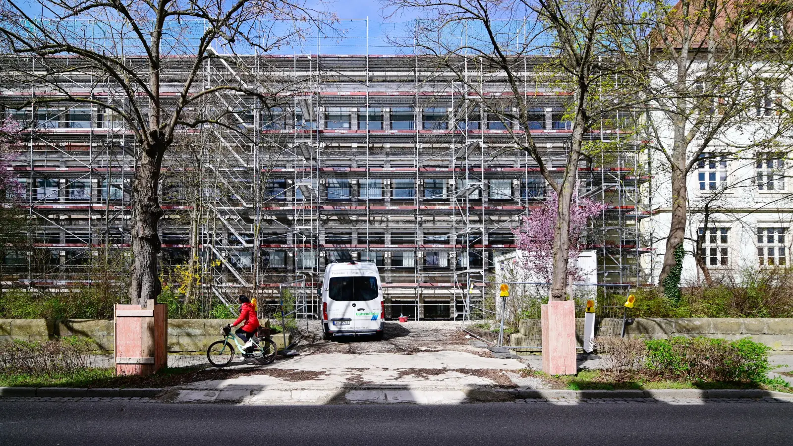 Die energetische Sanierung der Luitpoldschule ist in vollem Gange. Doch auch hier wurden im vergangenen Jahr fast 800.000 Euro weniger verbaut als vorgesehen. (Foto: Anna Beigel)