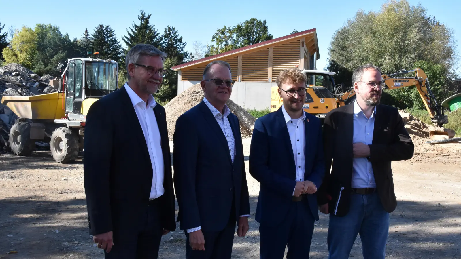 Vertreter des Bayerischen Städtetags (von links.): Karl-Heinz Fitz (Bürgermeister von Gunzenhausen), Geschäftsführendes Vorstandsmitglied Bernd Buckenhofer, Marco Meier (Bürgermeister von Ornbau) und Dr. Florian Janik (Oberbürgermeister von Erlangen) vor dem Projekt der Genossenschaft Nahwärme Ornbau, das die Stadt unterstützt. (Foto: Silvia Schäfer)