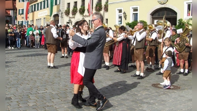 Sevval Ocak darf diesmal als Oberschützenliesel mit Bürgermeister Patrick Ruh den Pflasterwalzer auf dem Marktplatz tanzen. Für die Musik sorgt die Blaskapelle Thürnhofen. (Foto: Jasmin Kiendl)