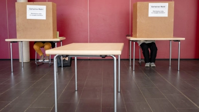 Die Wahlordnung sieht laut der Verwaltungsgemeinschaft vor, dass bei Stimmengleichheit das Los entscheidet. (Symbolbild) (Foto: Peter Kneffel/dpa)