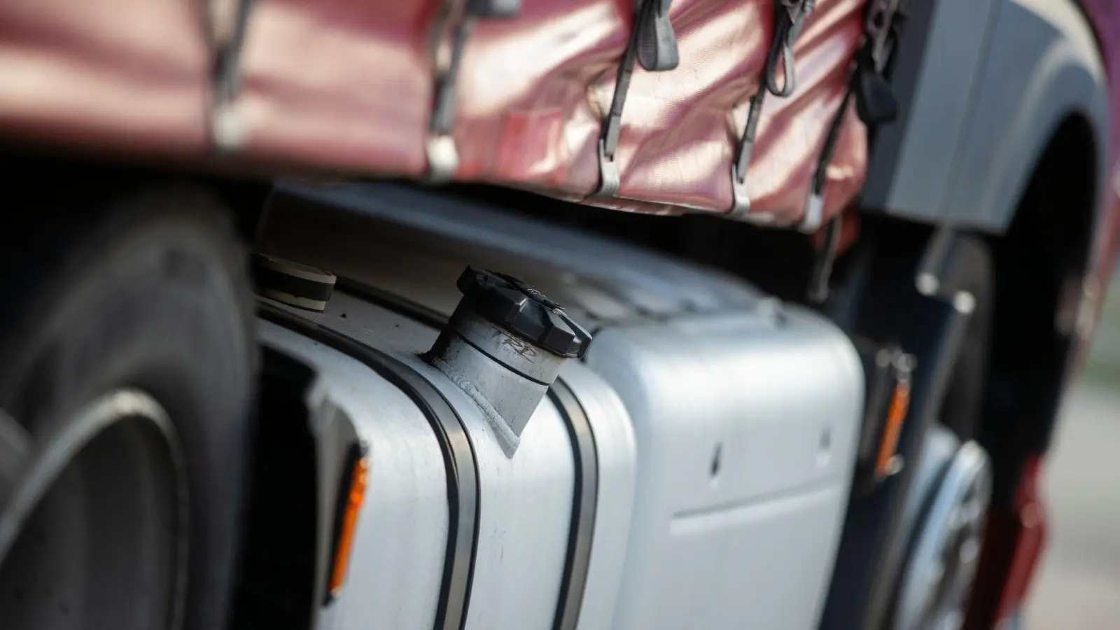 Zwei Lastwagen verkeilten sich am Dienstag in Ansbach. (Foto: Thomas Banneyer/dpa/Symbolbild)