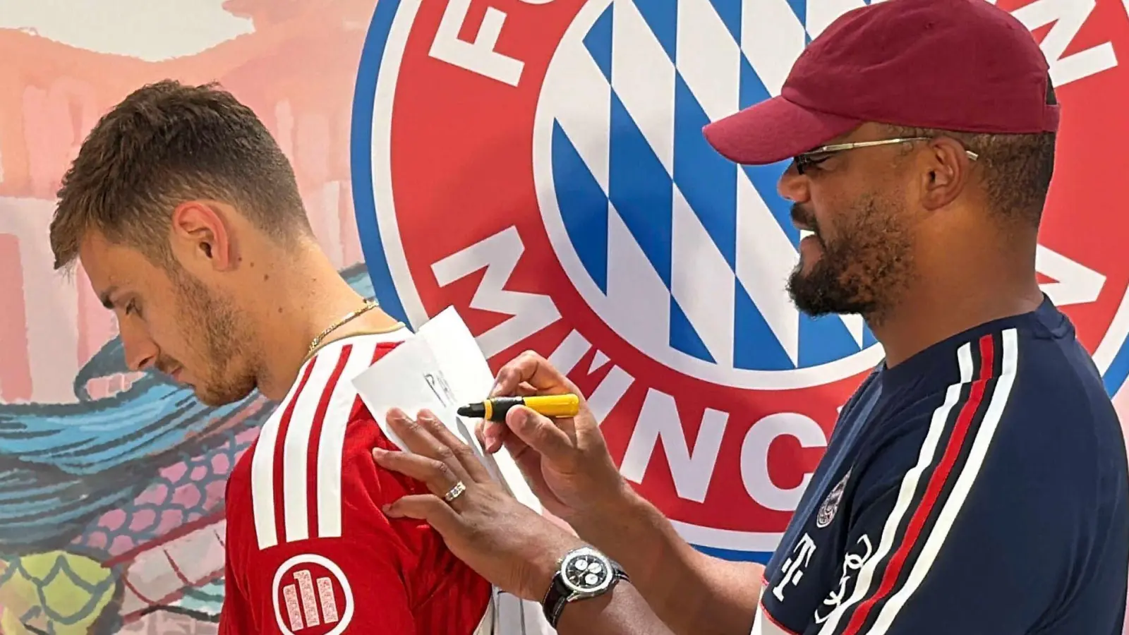 Trainer Vincent Kompany (r) weckt Hoffnungen auf ein großes Bayern-Jahr. (Foto: Christian Kunz/dpa)
