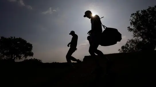 Bei der Golf US-PGA-Tour verlässt Scottie Scheffler (r) aus den USA den sechsten Abschlag. (Foto: Eric Gay/AP)