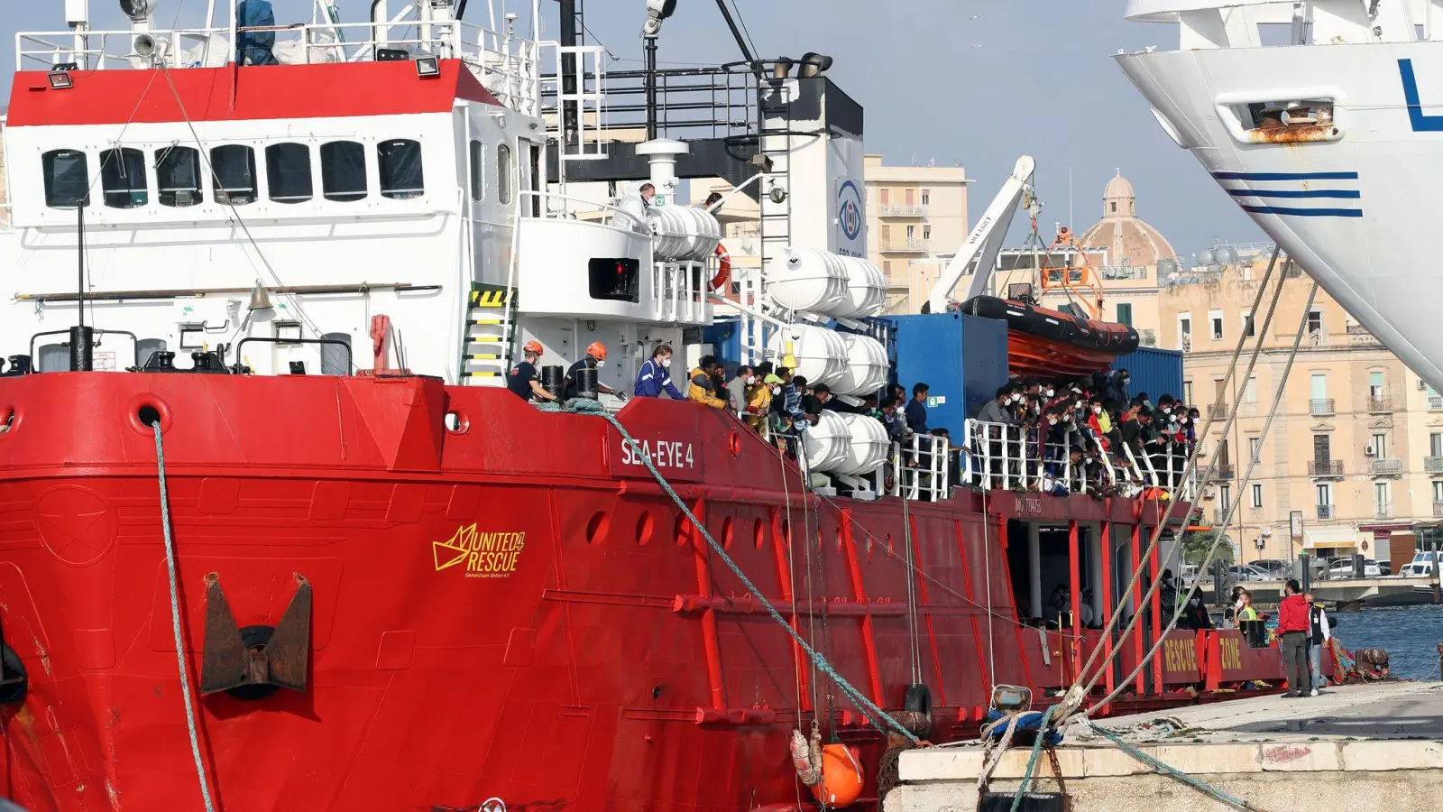 Mit der „Sea-Eye 4“ wurden bereits in der Vergangenheit Migranten gerettet. Hier legt das Schiff in Trapani an. (Foto: Alberto Lo Bianco/LaPresse/AP/dpa)