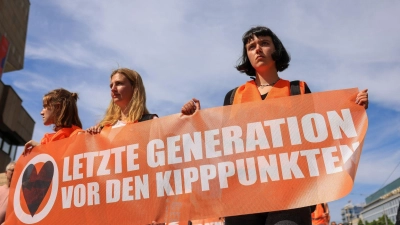 Teilnehmende eines Protestmarsches der Letzten Generation. (Foto: Jan Woitas/dpa/Archvbild)
