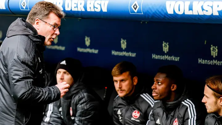 Trainer Dieter Hecking spricht mit seinen Spielern. (Foto: Axel Heimken/dpa/Archivbild)