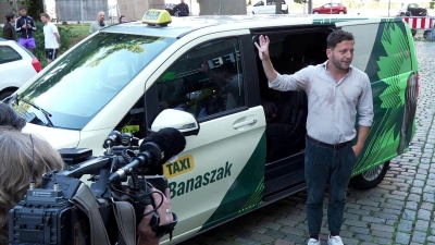 Fährt „frei von Angst und mit großer Freude“: Grünen-Chef Felix Banaszak (Foto: Manuel Genolet/dpa)