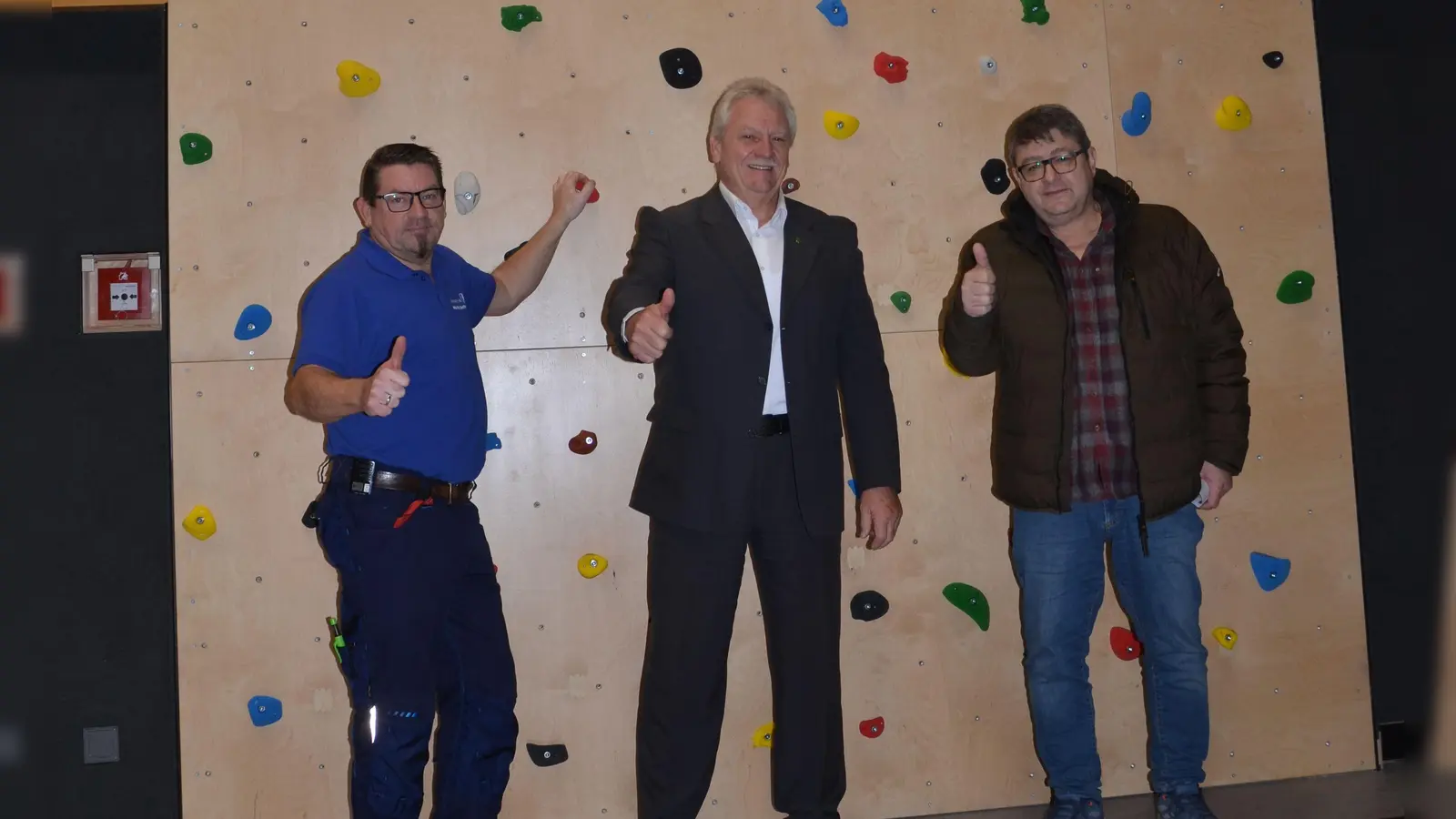 Hausmeister Robert Kemeter, Bürgermeister Klaus Meier und Hochbauplaner Thomas Kühnl (von links) vor der neuen Kletterwand in der Neustädter Markgrafenhalle. (Foto: Patrick Lauer)