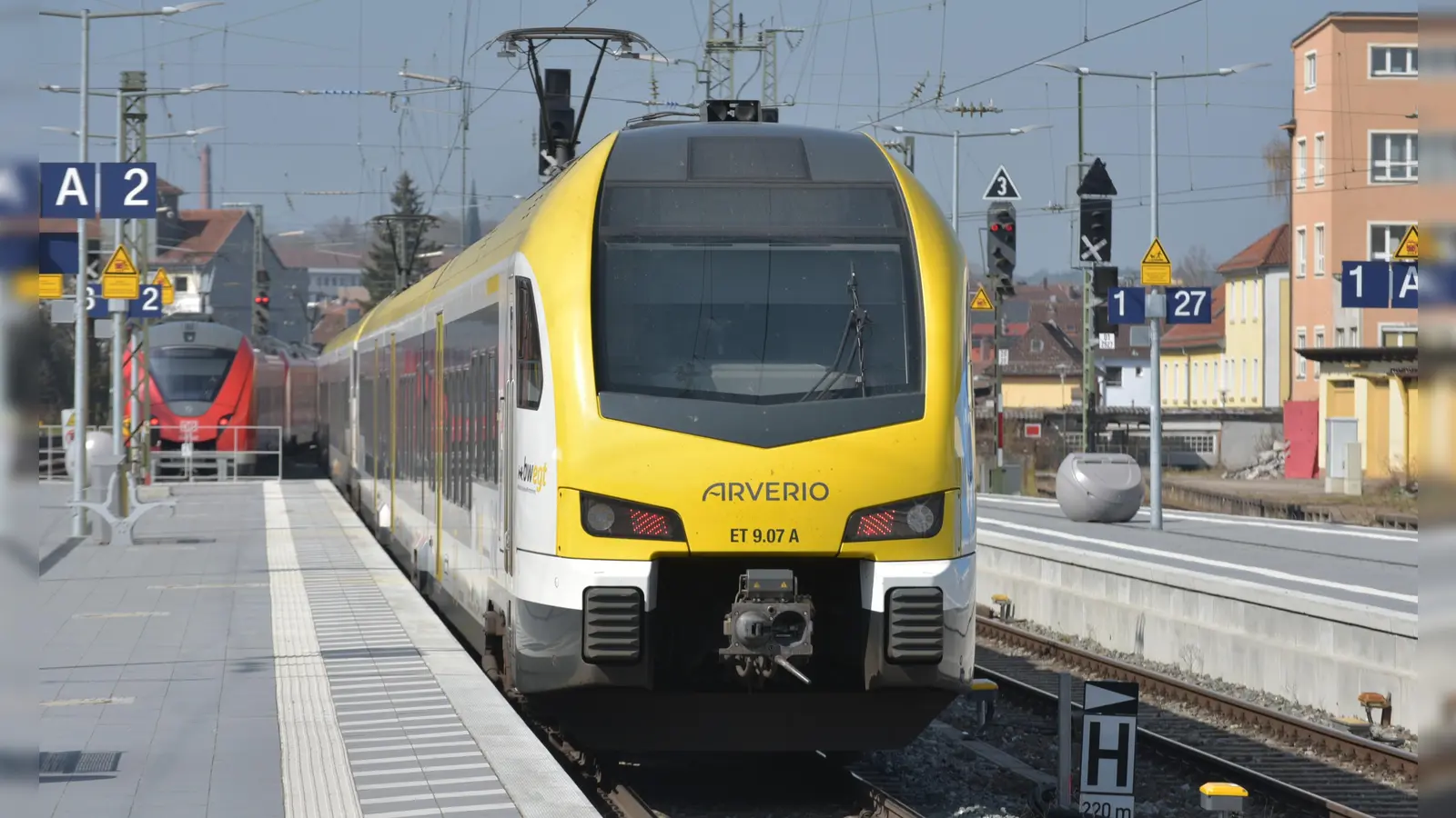 Fällt einer von zwei Zugteilen auf dem RE90, hier in Ansbach, aus, dann kann es für die Fahrgäste sehr schnell überfüllt werden. (Foto: Manfred Blendinger)