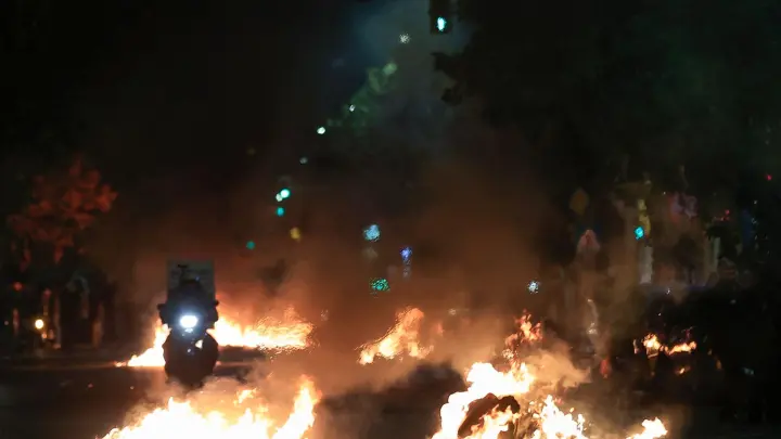 Die Demonstranten haben in Thesssaloniki eine Hauptstraße blockiert und Mülltonnen in Brand gesetzt. (Foto: Dimitris Tosidis/AP/dpa)