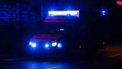 Der Rettungsdienst brachte zwei Männer mit Kohlenmonoxid-Vergiftungen ins Krankenhaus. (Symbolbild) (Foto: Nicolas Armer/dpa)