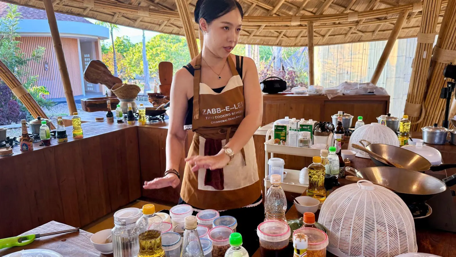 Kursleiterin Alice erläutert die verschiedenen Zutaten für die typischen thailändischen Gerichte. (Foto: Carola Frentzen/dpa-tmn)