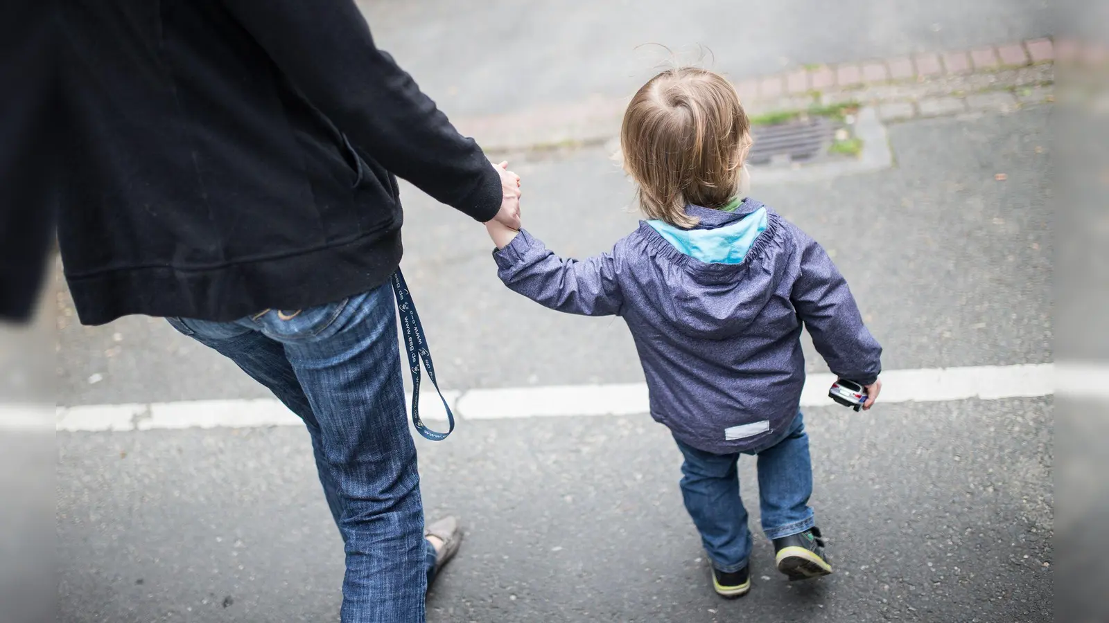 Viele Alleinerziehende bekommen keinen Betreuungsplatz für ihr Kind. (Symbolbild) (Foto: Marcel Kusch/dpa)