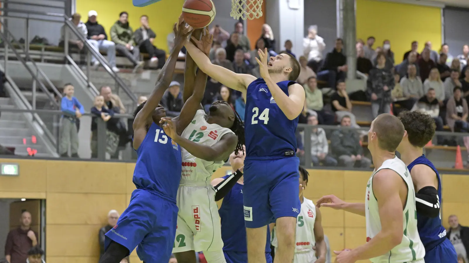 Händeringend versuchen die Ansbacher (in der Mitte Emmanuel Ngan) die Aschaffenburger zu kontrollieren – vergeblich. Foto: Martin Rügner