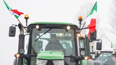 Landwirte fahren mit ihren Traktoren eine Straße an der Mautstelle von Melegnano in der Nähe von Mailand entlang. (Foto: Claudio Furlan/LaPresse/dpa)
