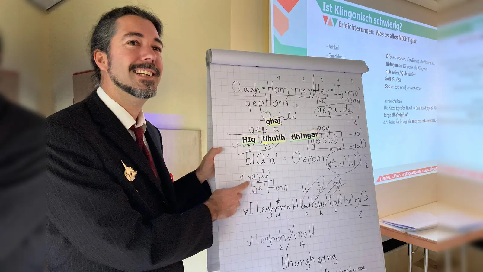 Es gibt immer mehr ins Klingonisch übersetzte Bücher. (Archivbild) (Foto: Birgit Reichert/dpa)