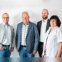 Das moderne Familienunternehmen rund um Timo, Friedrich, Christian und Hildegard Ströbel (von links nach rechts) steht für Qualität, Verlässlichkeit und Regionalität und bietet von der ersten Skizze bis zum schlüsselfertigen Objekt alle Leistungen aus einer Hand.  (Foto: Ströbel Gruppe)