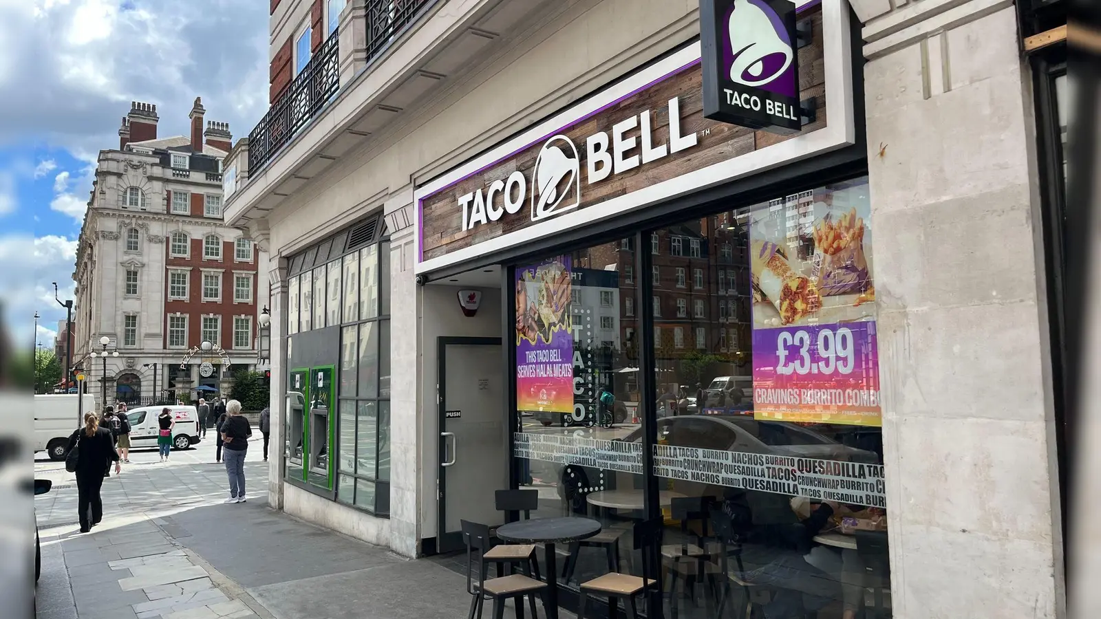 Blick auf eine Taco Bell-Filiale in London. Die US-Fast-Food-Kette Taco-Bell unternimmt den zweiten Anlauf zur Expansion in Deutschland. (Archivbild) (Foto: Julia Kilian/dpa)