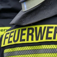 Die Feuerwehr löscht den Brand. (Symbolbild) (Foto: Daniel Vogl/dpa)