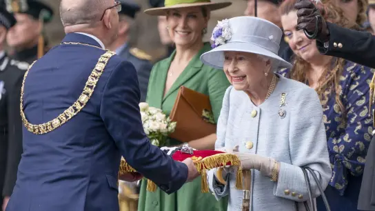 Königin Elizabeth II. (m.) in Edinburgh bei der Ceremony of the Keys. (Foto: Jane Barlow/PA Wire/dpa)