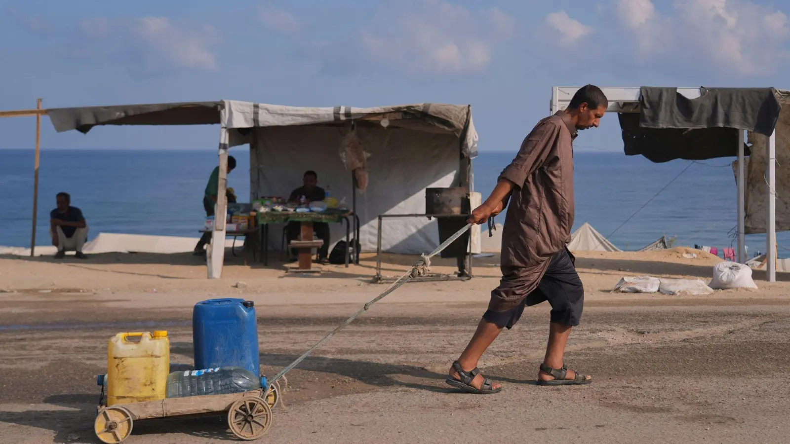 Israels Armee hat Anwohner mehrerer südwestlich gelegener Viertel in Deir al-Balah zur Flucht aufgerufen. (Foto: Abdel Kareem Hana/AP/dpa)
