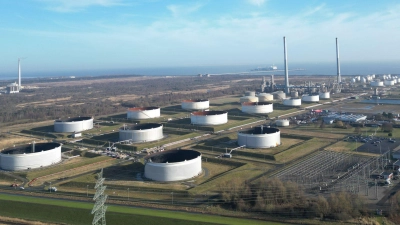 Ein Öl-Tanklager in Wilhelmshaven. Ifo-Präsident Fuest rät zu vorsichtigem Umgang mit Reserven. (Symbolbild) (Foto: Lars Penning/dpa)