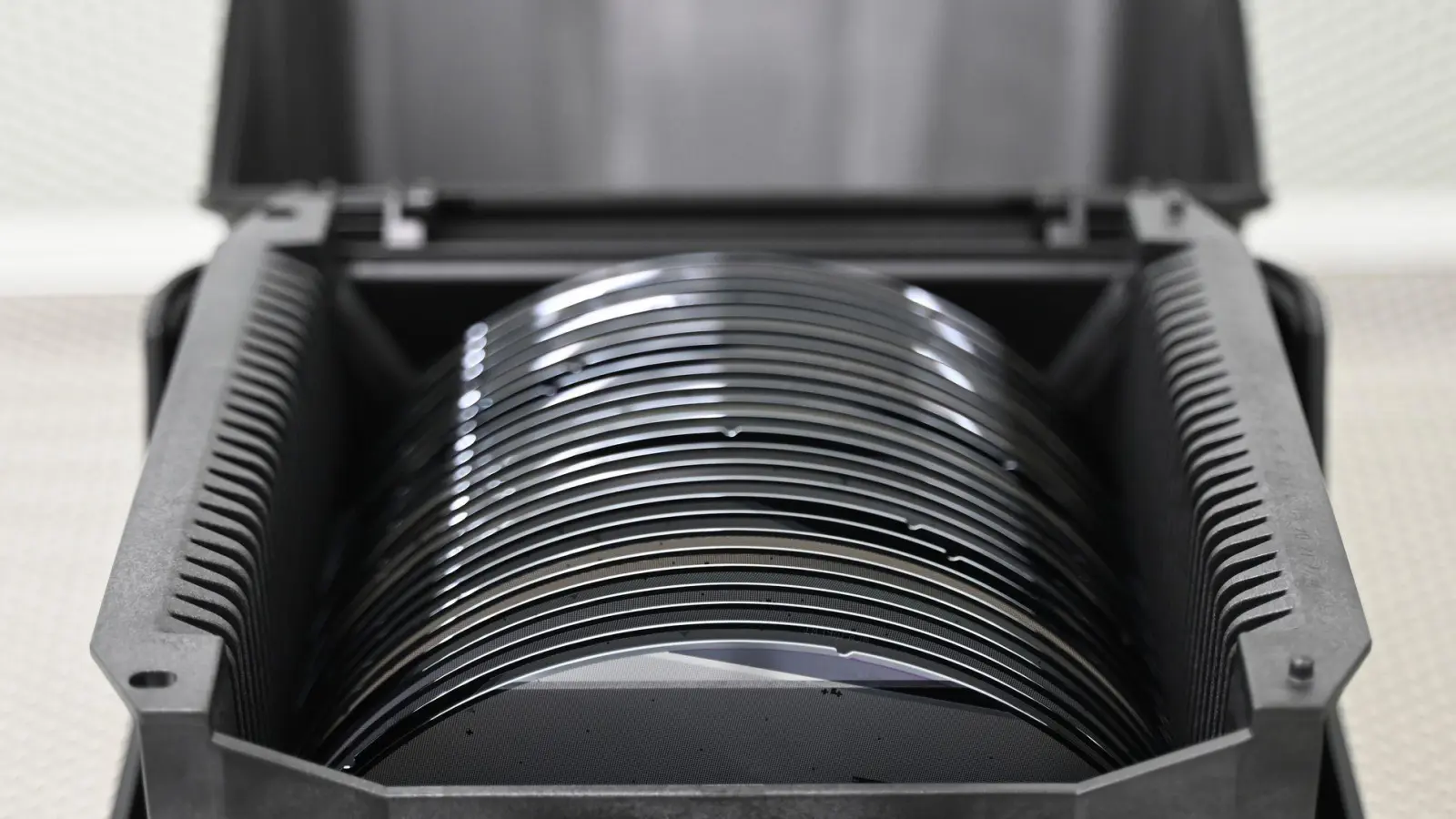 Wafer sind Zwischenprodukte der Halbleiterproduktion. (Symbolbild) (Foto: David Hammersen/dpa)