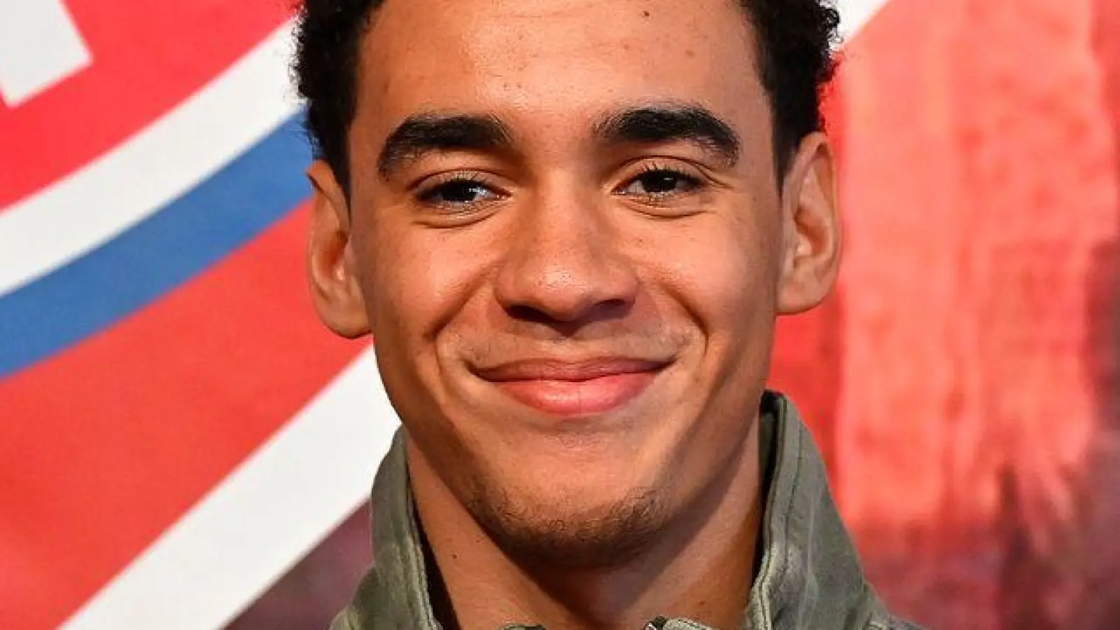 Jamal Musiala wird von jungen Fans befragt. (Foto: Uwe Lein/dpa)