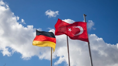 Die deutsche und die türkische Flagge sind vor einer Moschee zu sehen. Die Bundesregierung will die Ausbildung zusätzlicher Imame im Inland finanziell fördern. (Foto: Christian Charisius/dpa)