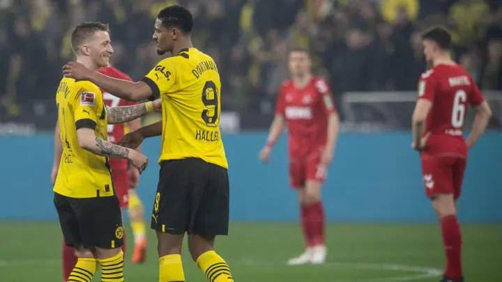 Dortmunds Sebastien Haller (r) gratuliert Marco Reus zu seinen beiden Treffern. (Foto: Bernd Thissen/dpa)