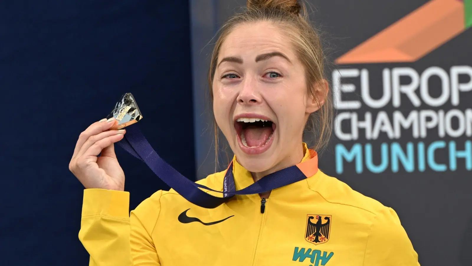 Gina Lückenkemper freut sich über die Goldmedaille. (Foto: Angelika Warmuth/dpa)