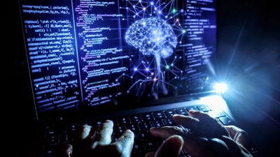 Künstliche Intelligenz kommt in immer mehr Industriebetrieben zum Einsatz. (Symbolbild) (Foto: Oliver Berg/dpa)