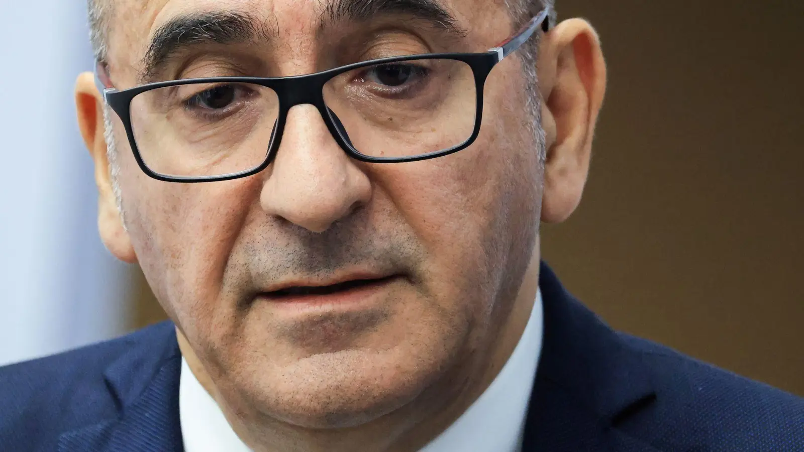 Frankreichs Präsident Emmanuel Macron hat den Rücktritt von Innenminister Laurent Nuñez abgelehnt. (Foto: Ludovic Marin/POOL AFP/AP/dpa)