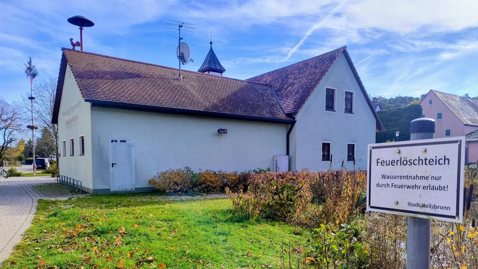 Die Feuerwehr Müncherlbach möchte ihr Gerätehaus erweitern. Im Heilsbronner Rathaus ist man zurückhaltend – nicht nur, weil der Löschweiher überbaut werden soll. (Foto:  Eckard Dürr)