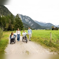 Sieben barrierefreie Wanderwege zwischen 1,8 und 7 Kilometern gibt es in der Region Seefeld zu erkunden. (Foto: Region Seefeld/dpa-tmn)