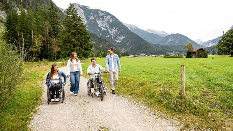Sieben barrierefreie Wanderwege zwischen 1,8 und 7 Kilometern gibt es in der Region Seefeld zu erkunden. (Foto: Region Seefeld/dpa-tmn)