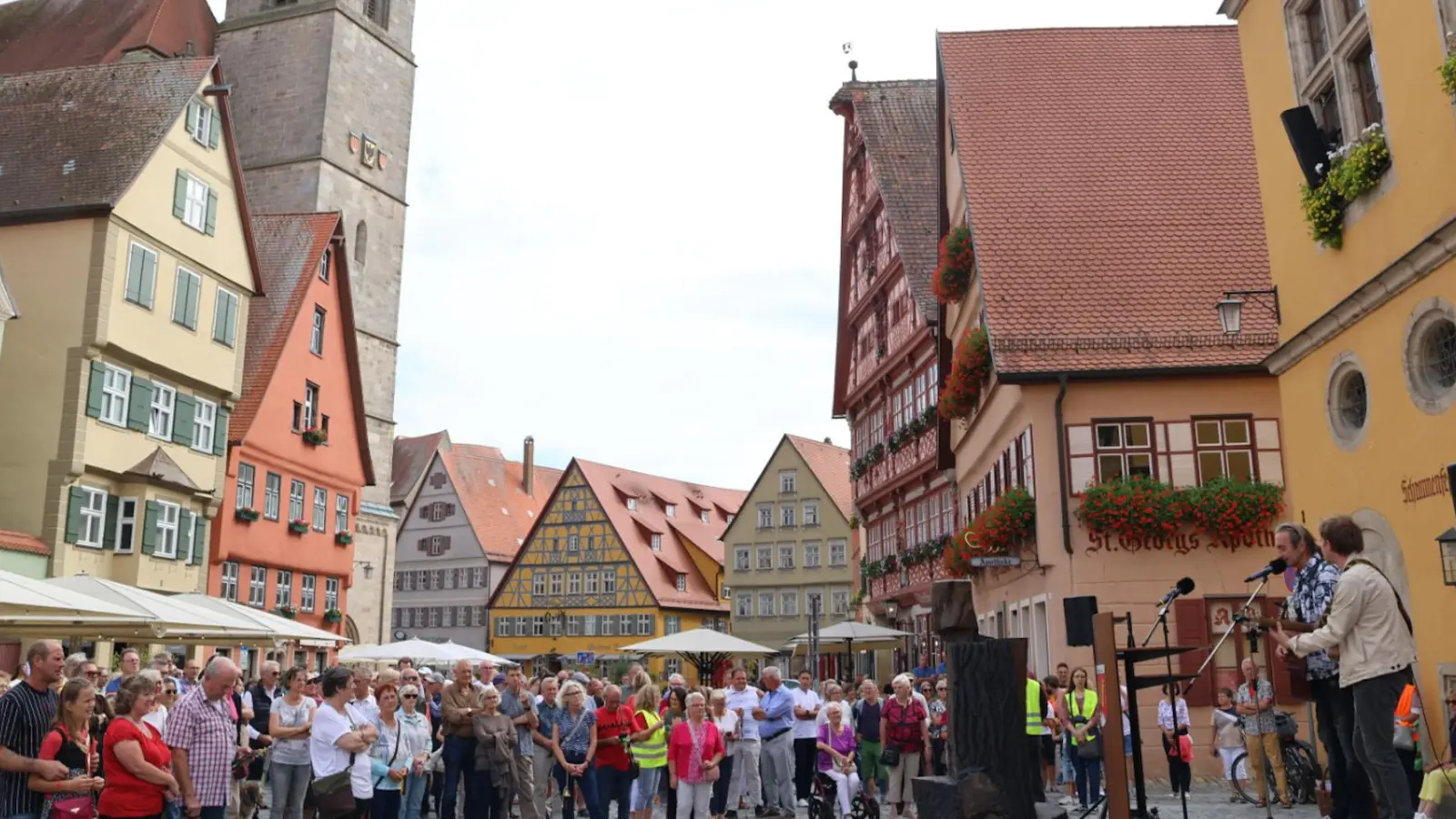 Rund 500 Menschen demonstrierten am Sonntag lautstark für die Zukunft des Dinkelsbühler Krankenhaus. Einen musikalischen Beitrag leistete das Duo Old City Boys. (Foto: Martina Haas)