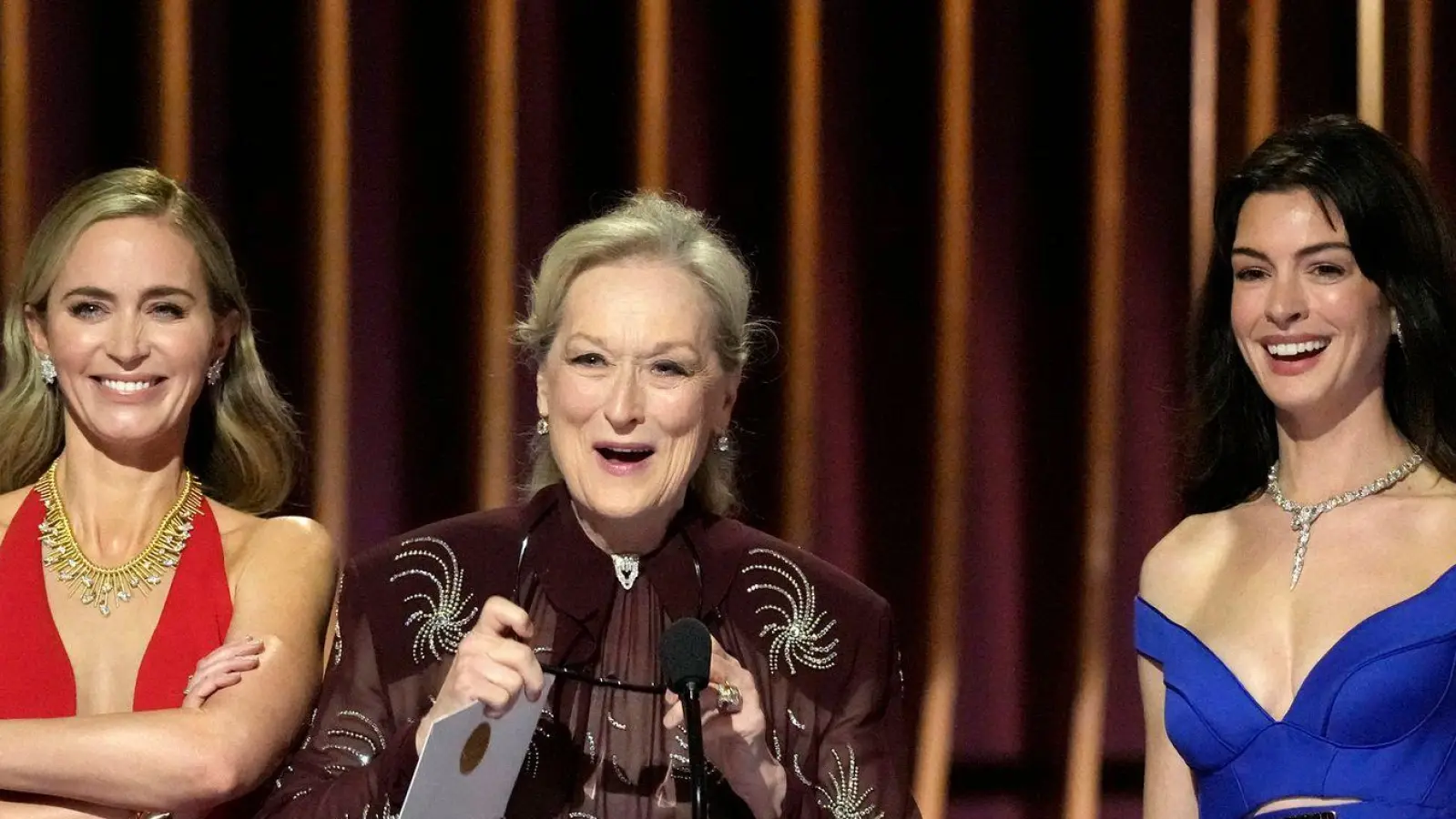 Fast 20 Jahre nach Erscheinen der Komödie „Der Teufel trägt Prada“ mit Meryl Streep, Anne Hathaway und Emily Blunt haben die Arbeiten an dem Fortsetzungsfilm begonnen. (Archivbild) (Foto: Chris Pizzello/Invision via AP/dpa)