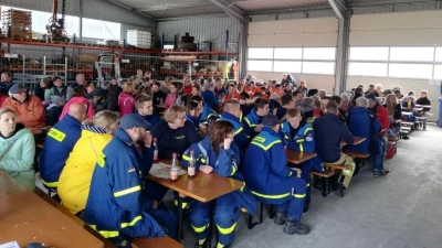 Rappelvoll war die Bauhofhalle, als sich die Teilnehmer des Abschlusstages von „Neustadt wird putzt“ dort zum Belohnungsessen einfanden. (Foto: Stadt Neustadt/Anne Junhom)