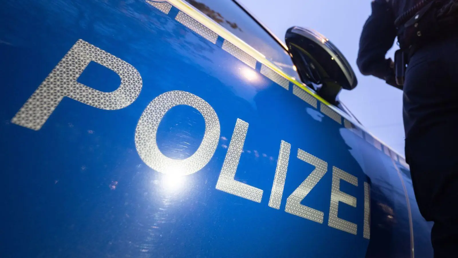Der Tatverdächtige ließ sich noch am Tatort widerstandslos festnehmen. (Symbolbild) (Foto: Marijan Murat/dpa)