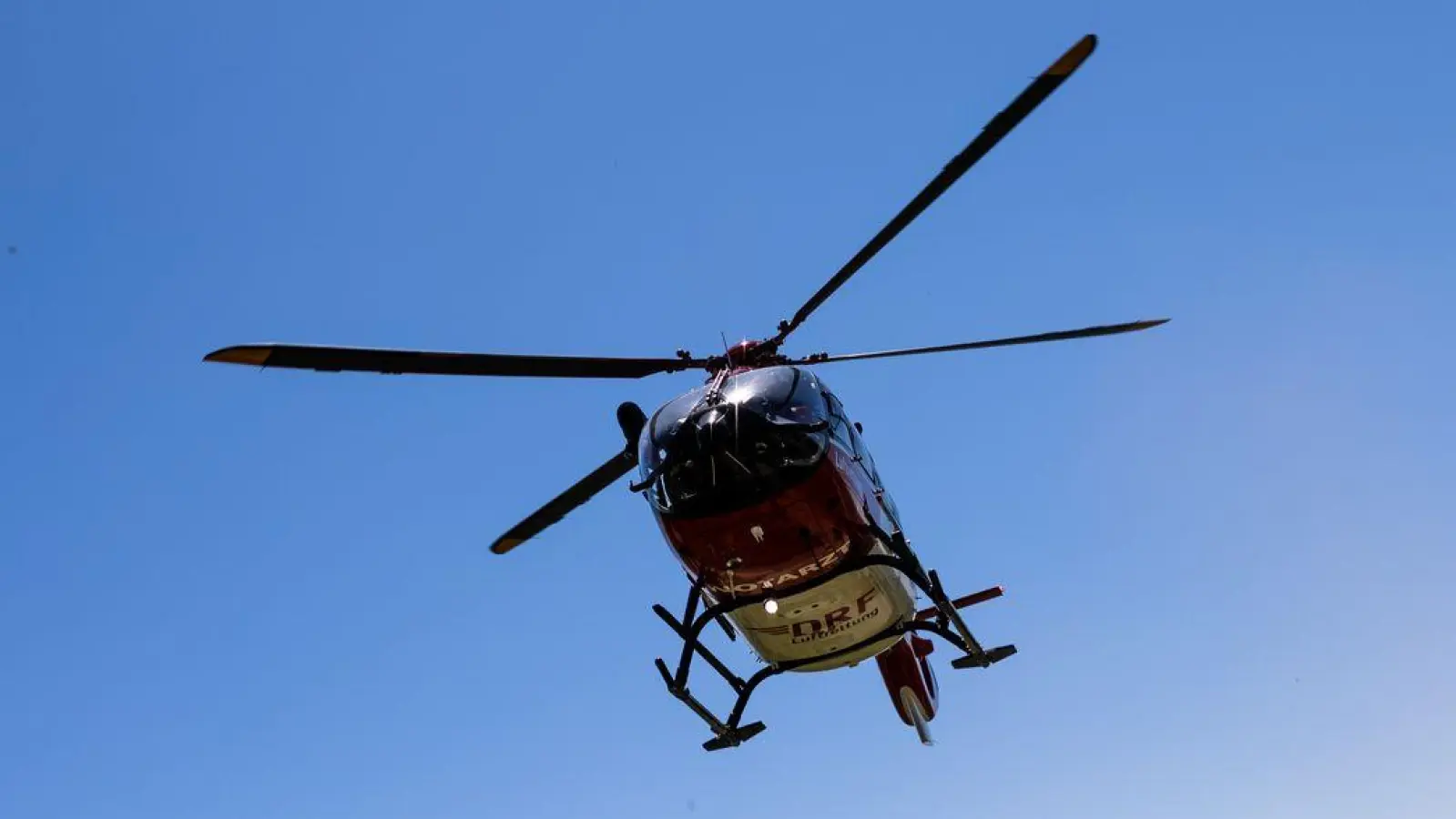 Der E-Scooter-Fahrer wurde mit einem Hubschrauber in die Klinik geflogen. (Symbolbild) (Foto: Philipp von Ditfurth/dpa)