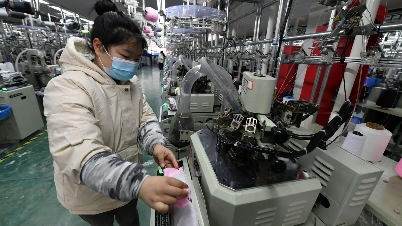Die wirtschaftliche Erholung Chinas leidet unter den strikten Corona-Maßnahmen. (Foto: Uncredited/Chinatopix via AP/dpa)