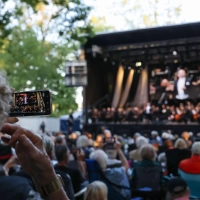 Das Open-Air-Konzert gehört inzwischen zur Festspiel-Tradition. (Foto: Daniel Löb/dpa)