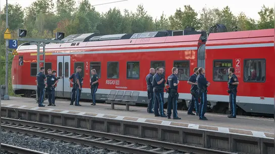 Am Bahnsteig versammelten sich einige Polizisten.  (Foto: Mirko Fryska)