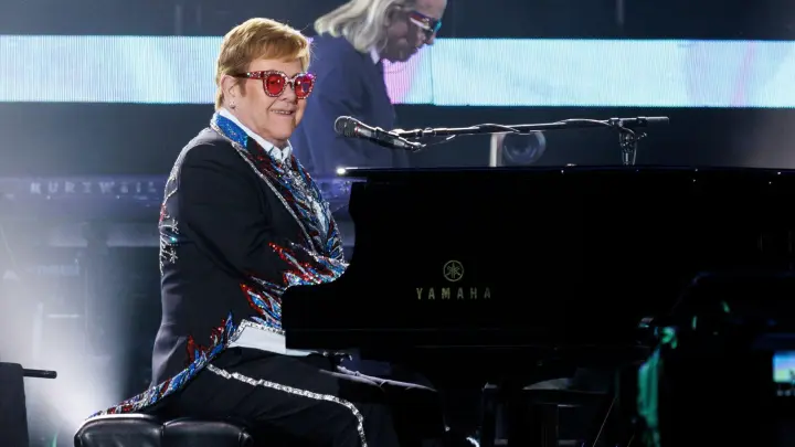 Sir Elton John tritt live bei der letzten Nordamerika-Show seiner „Farewell Yellow Brick Road“-Tour im Dodger Stadium in Los Angeles auf. (Foto: Willy Sanjuan/Invision/AP/dpa)